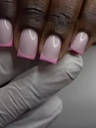 Ongles carrés rose pâle aux pointes rose vif, en gel BIAB.
