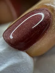 Ongle bordeaux scintillant, une manucure russe réalisée par Richie.